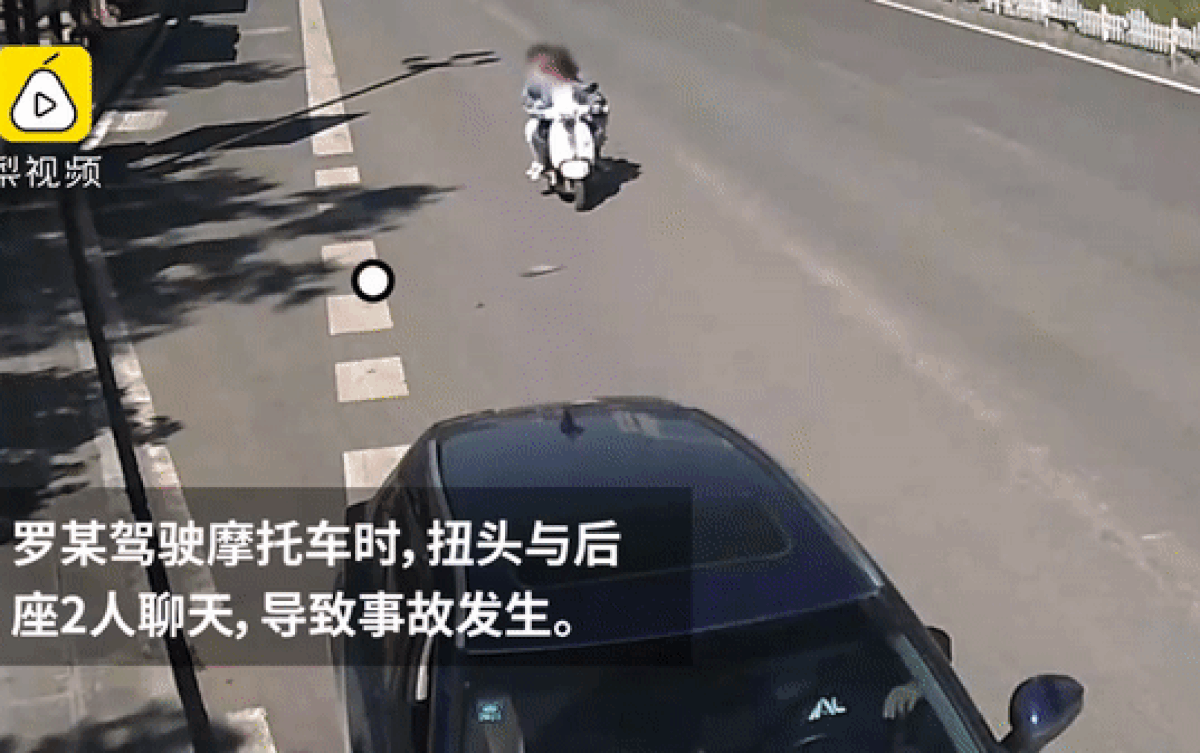 Vừa chở 3 không đội mũ bảo hiểm vừa mải mê 'buôn chuyện', 3 nữ sinh gặp cái kết đắng Ảnh 2