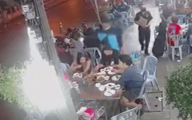 Mời rượu gái xinh nhưng bị từ chối, người đàn ông cay cú trả đũa nhưng nhận cái kết muối mặt Ảnh 2