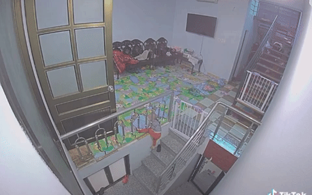 Clip: Em bé chơi một mình trong nhà, mon men ra cầu thang rồi mắc kẹt khiến nhiều người thót tim Ảnh 2