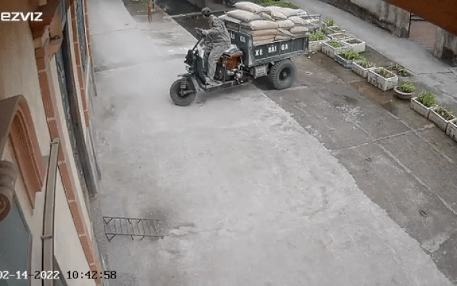 Clip: Xe chở nặng rơi xuống mương nước, nguyên nhân khiến dư luận tranh cãi dữ dội Ảnh 2