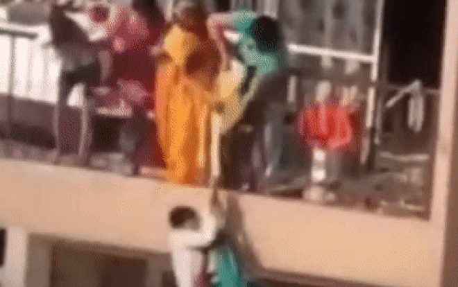 Phơi quần áo bị rơi, bà mẹ bắt con trai đánh đu ngoài ban công tầng 10 để nhặt Ảnh 2