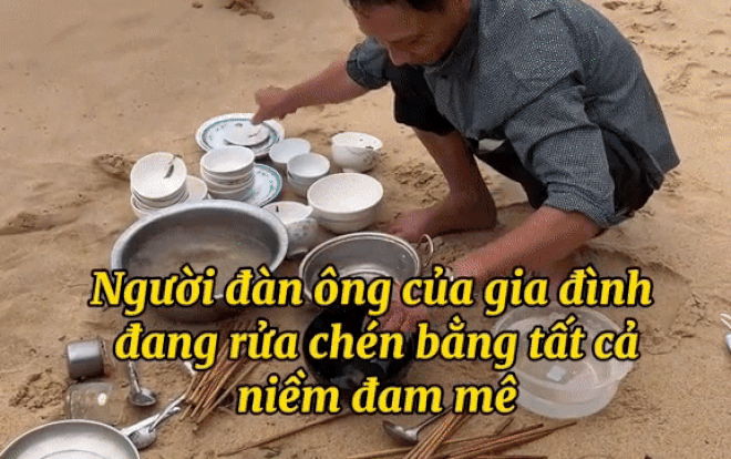 Mang hẳn mâm bát ra biển rửa và cái kết 'để sóng cuốn trôi' khiến dân mạng cười ná thở Ảnh 2