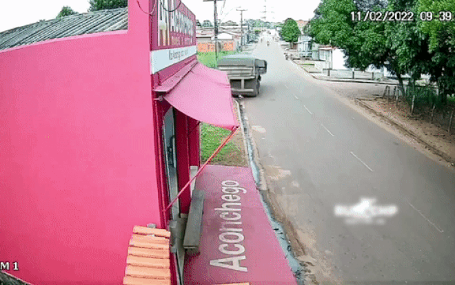 Hai mẹ con chạy vào nhà tránh ô tô tải bị tuột dốc, không ngờ chiếc xe lại lao vào chính diện Ảnh 2