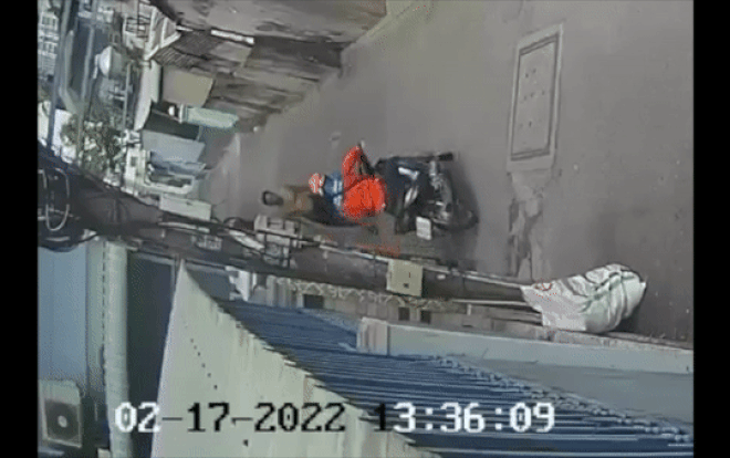 Clip: Đang đi bộ trên đường, người đàn ông bất ngờ bị giật phăng dây chuyền vàng gây xôn xao Ảnh 2