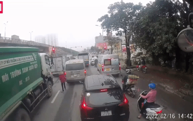 Thót tim cảnh cụ bà bị xe tải 'nuốt gọn' vào gầm, điều kỳ diệu đã xảy ra khiến nhiều người thở phào Ảnh 2