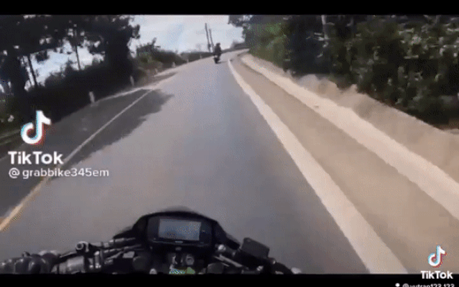 Clip: Đổ đèo ôm cua với 'tốc độ bàn thờ', phượt thủ nhận cái kết kinh hoàng chỉ sau vài giây Ảnh 2
