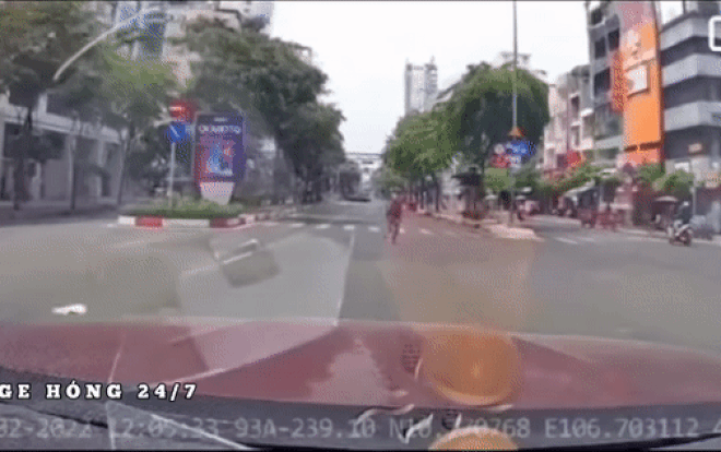 Lao vào đầu ô tô giở chiêu 'ăn vạ', người phụ nữ nhận cái kết bẽ bàng Ảnh 2