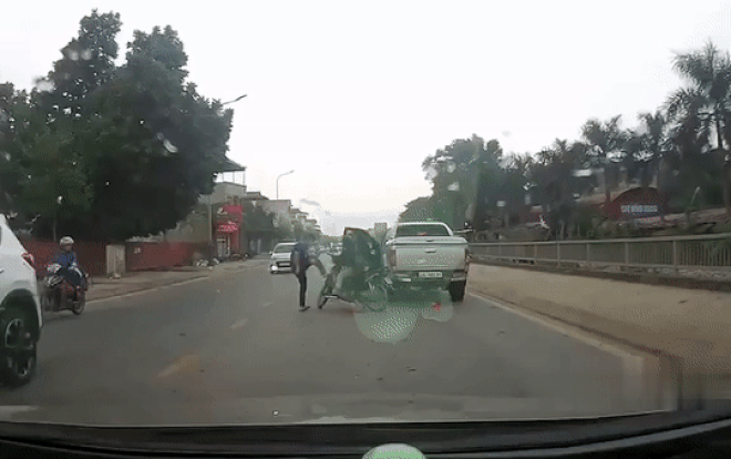 Tài xế ô tô hung hăng túm mũ, 'đi đường quyền' rồi bạt tai một nam thanh niên sau va chạm giao thông Ảnh 2