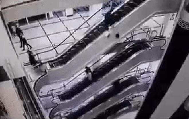 Bế cháu gái 3 tuổi đi thang cuốn, ông ngã từ trên cao xuống tử vong thương tâm Ảnh 2