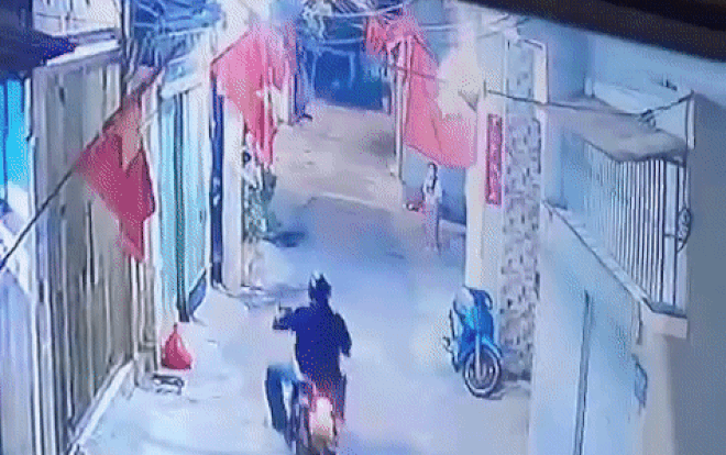 Kinh hoàng người đàn ông chạy xe máy xách dao chém người hàng loạt Ảnh 2