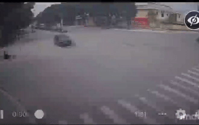 Clip: Cú tông cực mạnh của nam thanh niên phóng nhanh, không đội mũ bảo hiểm Ảnh 2