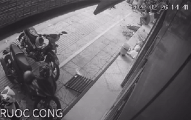 Đang ngồi nghỉ trước nhà, 2 người đàn ông bị tảng bê tông đổ sập xuống đè trúng Ảnh 2