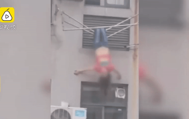 Clip: Cô gái say xỉn ngã vắt vẻo trên giá phơi quần áo, hàng xóm nhanh trí làm một việc cứu người Ảnh 2