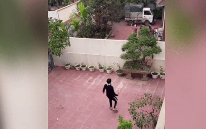 Clip: Hai thanh niên đánh cầu lông theo phong cách mùa dịch khiến dân mạng nức nở: 'Cái khó ló cái khôn' Ảnh 2