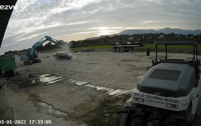 Clip: Nghi mâu thuẫn, tài xế máy xúc dùng gầu 'giã nát' ô tô con, người trong xe bỏ chạy tán loạn Ảnh 2