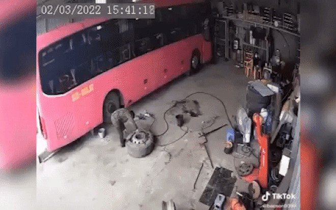 Clip: Chiếc lốp ô tô bất ngờ phát nổ kinh hoàng, hất tung thợ sửa xe Ảnh 2