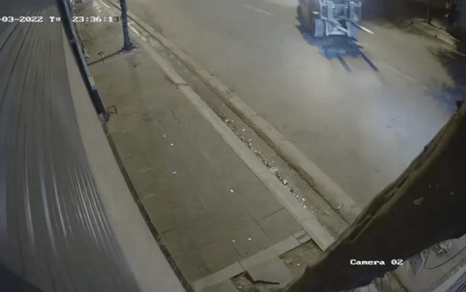 'Ná thở' cảnh xe máy đâm mạnh vào đầu xe nâng, ghim chặt nam thanh niên dưới gầm và cái kết may mắn Ảnh 2