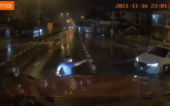 Container suýt va chạm với ô tô con sang đường không quan sát, hành động 'vái lạy' của tài xế gây chú ý Ảnh 2