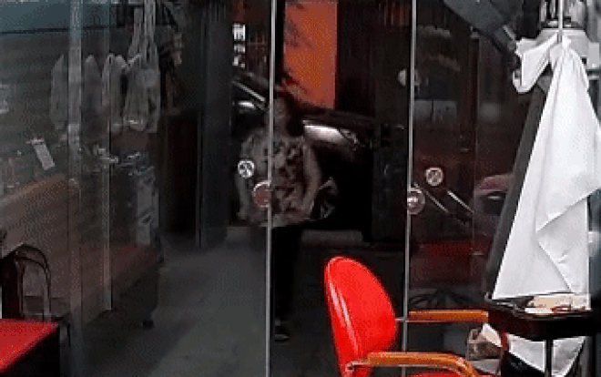 Clip: Đang chạy vào nhà, người phụ nữ bất ngờ đâm sầm vào cửa kính và cái kết gây bàng hoàng Ảnh 2