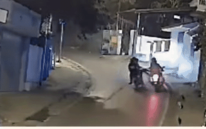 Clip: Phẫn nộ 3 nam thanh niên lạng lách, đạp cả xe cảnh sát phải nhận ngay kết 'đắng' ngay sau đó Ảnh 2