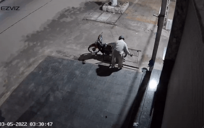 Đang đi xe bỗng gặp một vật để tơ hơ trước cửa nhà, người đàn ông chẳng ngại làm một hành động xấu xí Ảnh 2