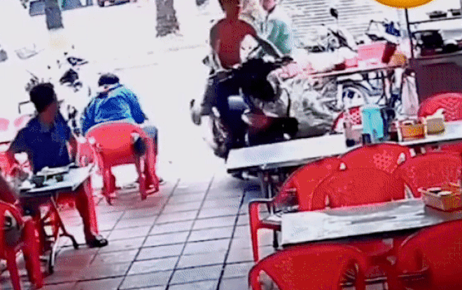 Clip: Nam thanh niên lao xe như thiêu thân vào giữa quán phở và cái kết khiến dân mạng 'cười sảng' Ảnh 2