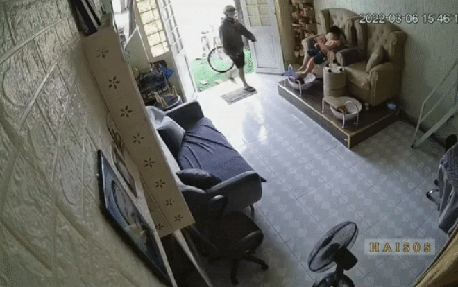'Lạnh người' clip bé trai ngồi chơi trong nhà bị một người đàn ông lạ mặt xông vào giở trò cướp giật Ảnh 2