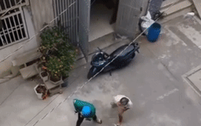 Clip: Người đàn ông lớn tuổi đấm nam shipper 'không trượt phát nào' khiến cõi mạng xôn xao bàn tán Ảnh 2