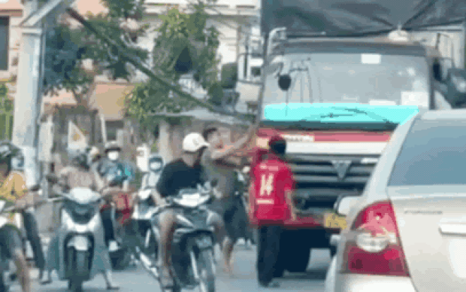 Nhóm người đập phá ô tô, tấn công tài xế giữa đường Ảnh 2