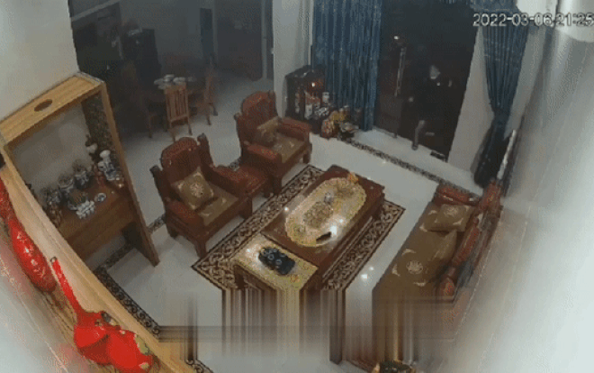 Xôn xao clip ghi diễn biến bên trong nhà vụ chém người kinh hoàng ở Bắc Giang: Nạn nhân vung dao trước? Ảnh 2