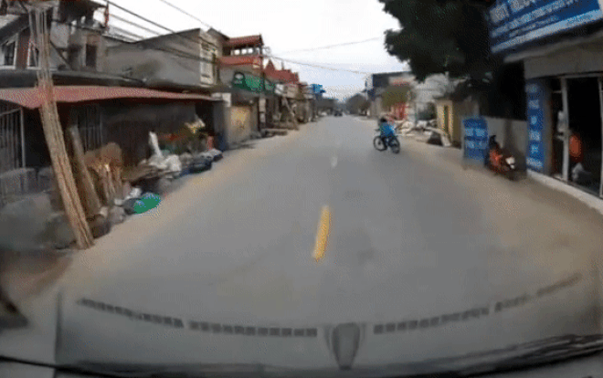 Clip: Cậu bé đang đạp xe bỗng tạt ngang sang đường khiến tài xế ôtô 'xanh mặt' đạp phanh Ảnh 2