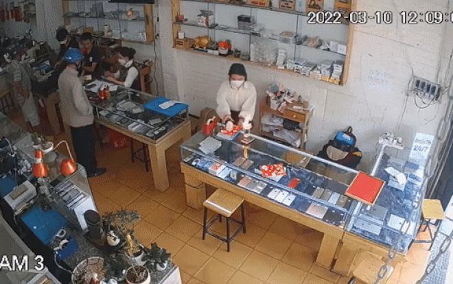 Nữ nhân viên 'táy máy' đốt cốc cồn gây cháy lớn, nhưng pha xử lý dập lửa của cô còn 'đi vào lòng đất' hơn Ảnh 2