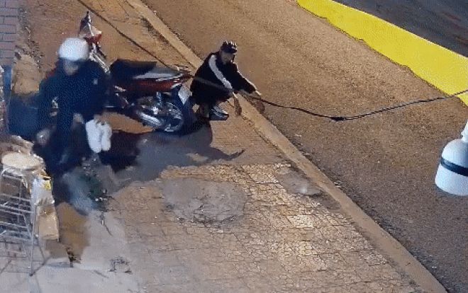 Hai tên 'đạo chích' dàn cảnh siêu công phu để ăn cắp, nhưng món đồ chúng trộm lại khiến ai nấy 'ngã ngửa' Ảnh 2