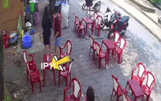 Thấy 2 cô gái để quên điện thoại trong quán ăn, nhóm thanh niên giở hành vi bôi bác làm netizen phẫn nộ Ảnh 2