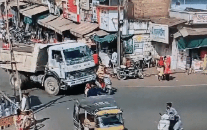 Clip: Bị xe tải đâm cuốn vào gầm suýt chết, người phụ nữ hú vía 'lồm cồm bò dậy' Ảnh 2