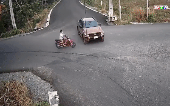 Clip: Kinh hoàng người đàn ông đầu trần, phóng xe như 'tên bắn' đâm trực diện vào ôtô và cái kết ám ảnh Ảnh 2