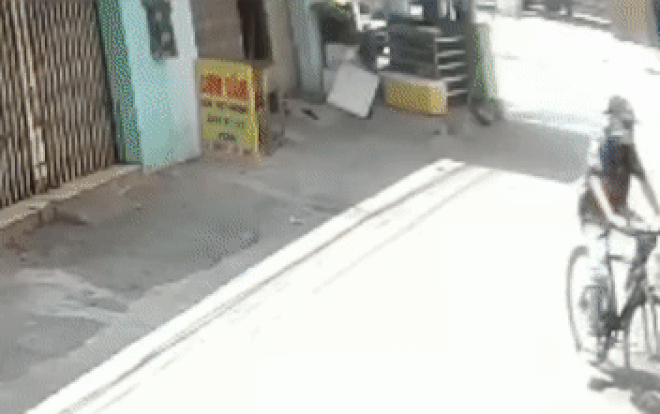 Clip: Kẻ gian cuỗm chiếc xe máy dựng trong hẻm vắng, 'món quà' mà hắn để lại gây bất ngờ Ảnh 2