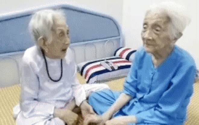 Clip: Cụ bà 101 tuổi hồ hởi đòi làm mai cho em gái 99 tuổi siêu dễ thương khiến dân tình 'cười sái hàm' Ảnh 2