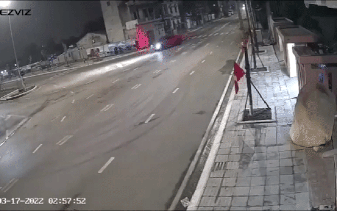 Clip: Kinh hoàng 'xế sang' mất lái lao thẳng vào nhà dân lúc nửa đêm khiến 1 người bị thương Ảnh 2