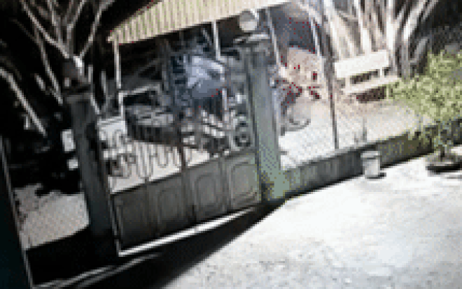 Hai thanh niên đang trộm chó bị bắt quả tang liền chĩa súng dọa bắn chủ nhà Ảnh 2