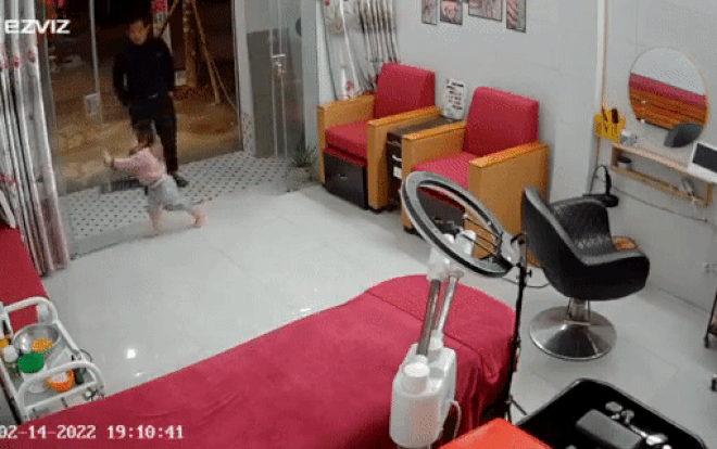 Clip: Bé gái nhanh nhảu đẩy cửa kính mời ông vào nhà và cái kết 'kinh hồn bạt vía' Ảnh 2