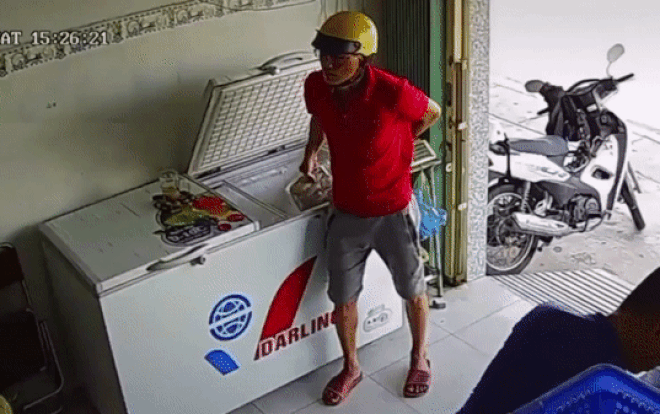 Clip: Trá hình là khách mua, kẻ gian vào hàng hải sản đông lạnh để ăn trộm và nhận cái kết ê chề Ảnh 2