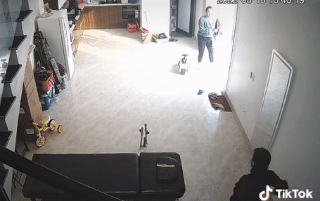 Clip: Đi ra mở cửa 'buôn chuyện' một xíu, cô gái nhận cái kết 'tan tành' khi một vật phát nổ Ảnh 2