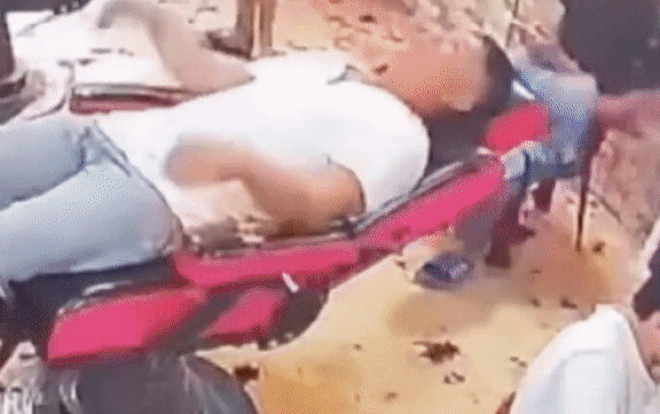 Clip: Chủ tiệm nhiệt huyết chỉnh ghế cho 'thượng đế' nằm để lấy ráy tai và cái kết 'bổ ngửa' Ảnh 2