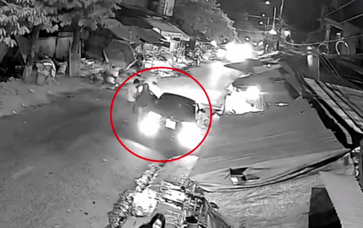 Vừa bước lên xe ô tô, người đàn ông đã gây ra cảnh tượng khiến mọi người xung quanh la hét thất kinh Ảnh 2