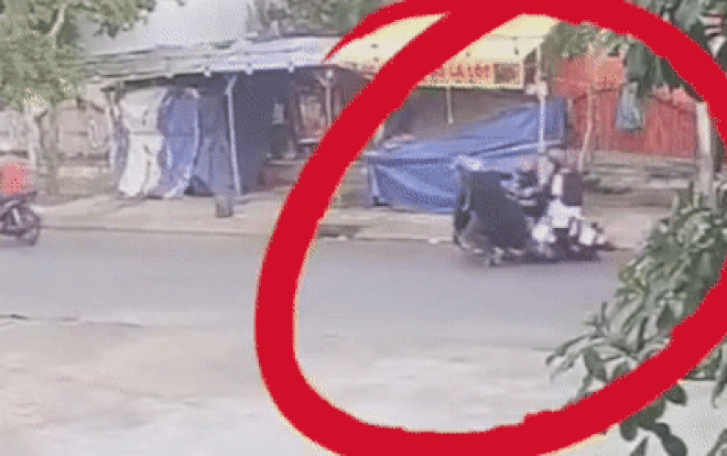 Clip: Liều lĩnh phóng xe cướp giật điện thoại của nữ sinh, kẻ gian nhận lại cái kết tơi bời Ảnh 2