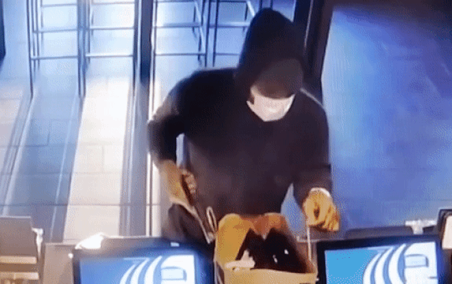 Vào quán cà phê cướp bóc 'no nê', tên cướp hậu đậu vẫn lãnh kết đắng vì một điều ngớ ngẩn Ảnh 2