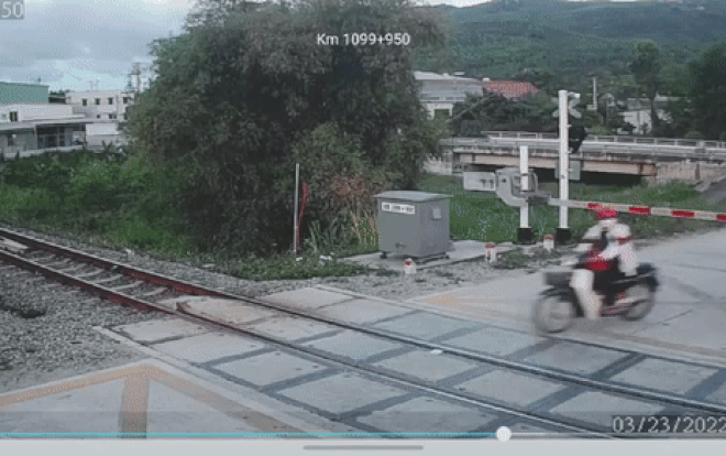 Clip: Nam thanh niên liều lĩnh phóng xe vượt rào chắn khi tàu đang tới dẫn đến cái kết ám ảnh Ảnh 2