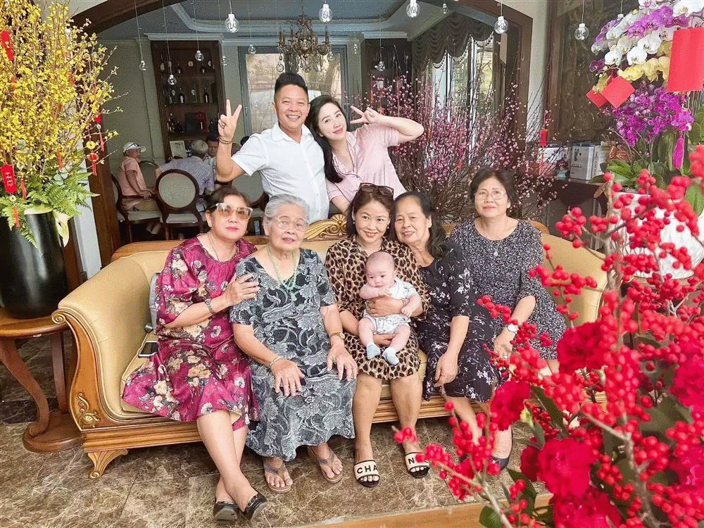Hiếm hoi hình ảnh được cho là Bảo Thy xuất hiện bên cạnh đại gia đình nhà chồng đại gia? Ảnh 2
