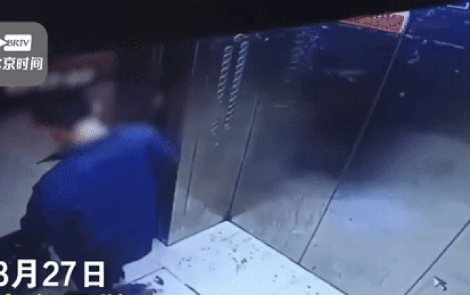 Clip: Cố tình dắt chó vào thang máy để xiết cổ, bé trai khiến người xem 'lạnh người' Ảnh 1